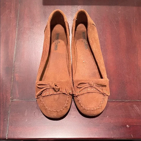 Minnetonka Tan Suede Moccasins with Bow - Picture 3 of 5
